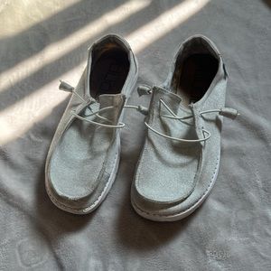 women’s size 8 heydudes